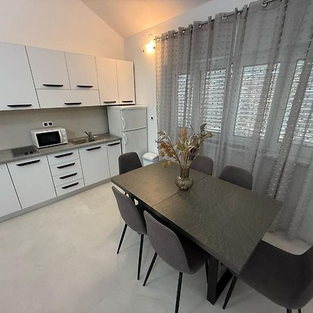 Apartments Andela Petrcane Esterno foto